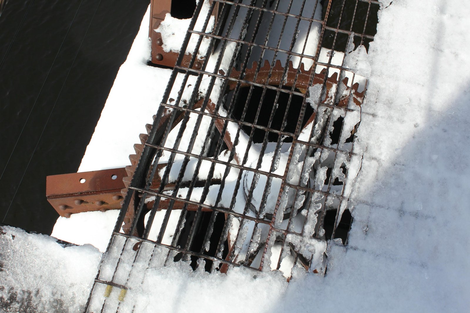 Unused gears for swing span